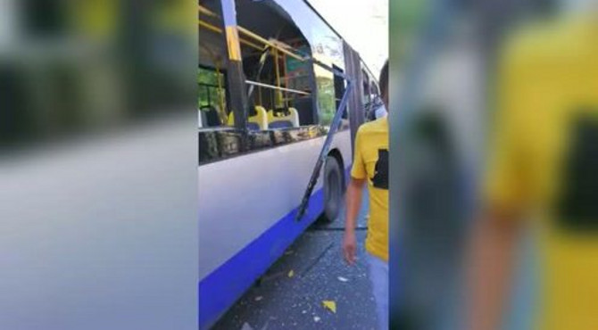 北京西三旗，大公交和小客车车祸现场视频，小客车逆行。