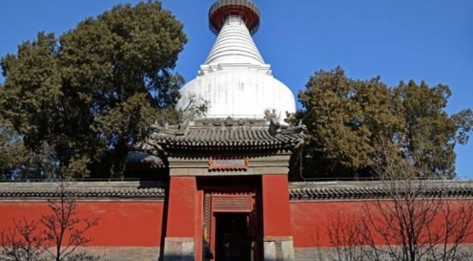 白塔寺又称妙应寺，历经近千年的洗礼，我国现存最大雄伟藏式佛塔