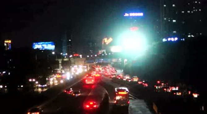 实拍深圳原南头检查站夜晚的交通景观，这里已建成新公交站台
