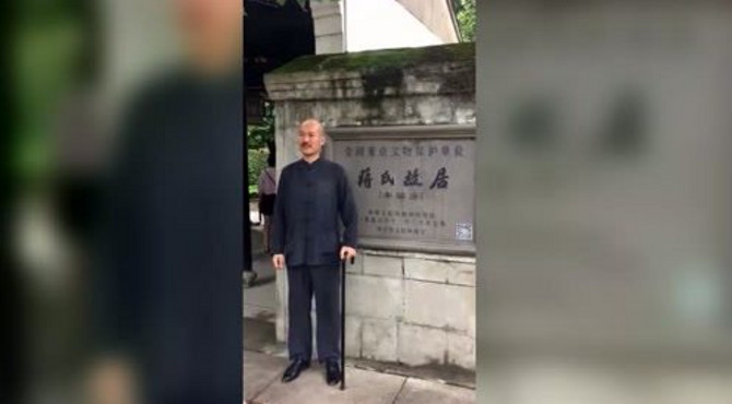 在浙江奉化溪口镇蒋介石故居门口，被一假蒋介石吓一跳，这蜡像做的太逼真了