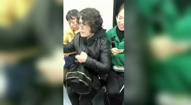 北京地铁十号线太阳宫站，两位老太太霸座还特有理
