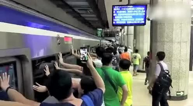 北京地铁东直门站，乘客卡在车厢与站台间