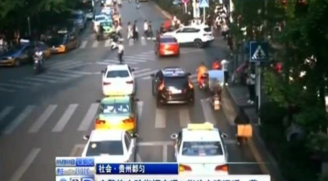 交警抱小孩指挥交通 街头上演温暖