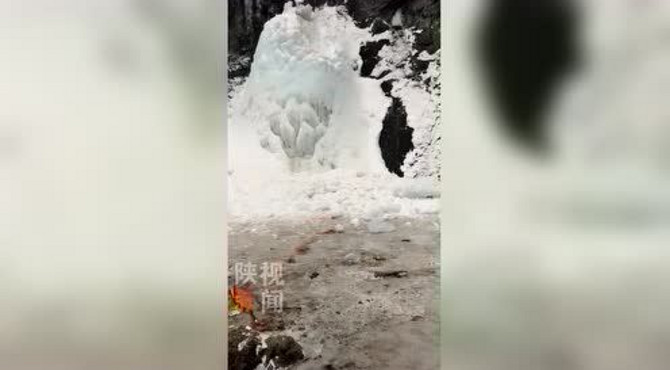 观赏冰瀑遇险 消防紧急救援