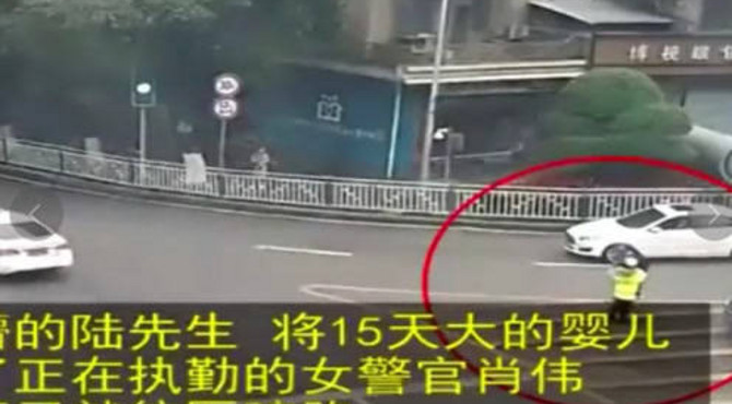 女警抱着婴儿指挥交通？ 是沉甸甸的信任！