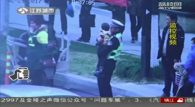 发生了什么，交警抱孩子指挥交通？