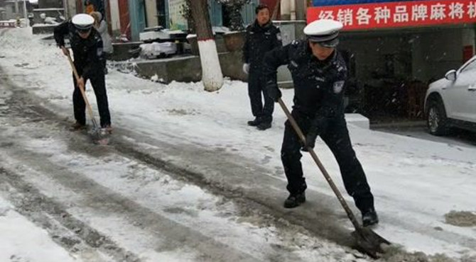 扫雪除冰疏导交通 白河交警坚守一线