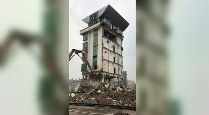 告别镇江火车站北广场钟楼