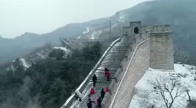 北京 航拍八达岭长城壮美雪景  八达岭长城