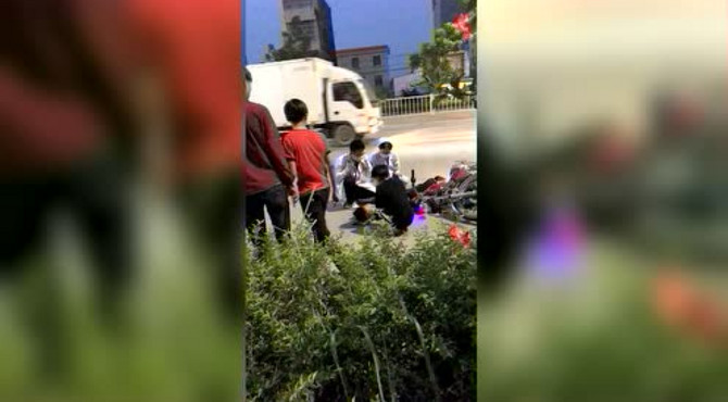白塔今日一车祸