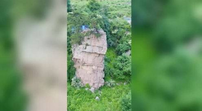 七里峪石崖，千年迎客松
