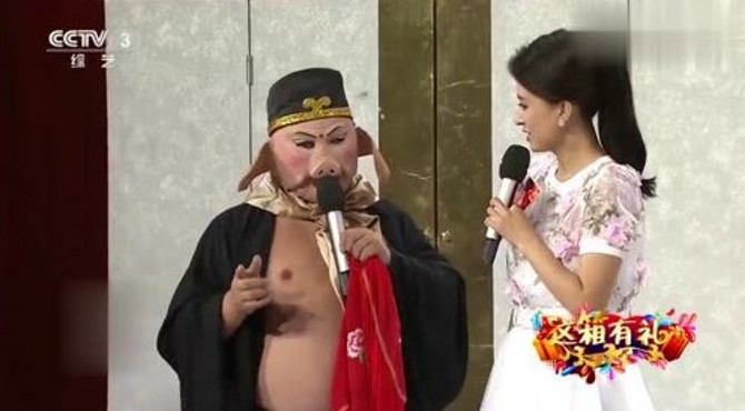 八戒上台再现猪八戒背媳妇，摇摇晃晃来了个回马枪，观众哈哈大笑