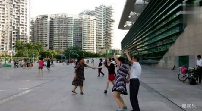 早晨深圳宝安体育广场，男女市民跳交谊舞，娱乐休闲精神爽