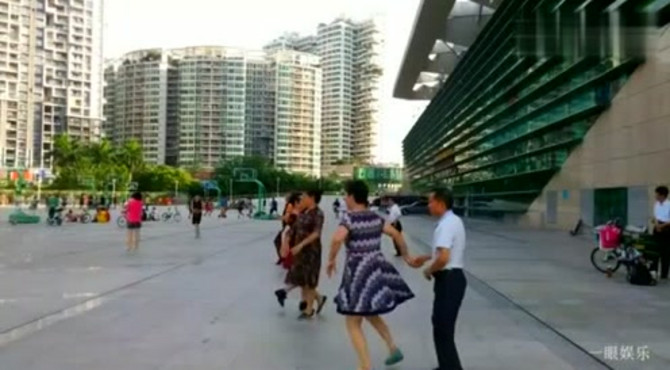早晨深圳宝安体育广场，男女市民跳交谊舞，娱乐休闲精神爽