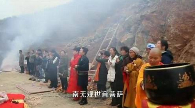 昭通大慈观音寺大雄宝殿上宝顶仪式