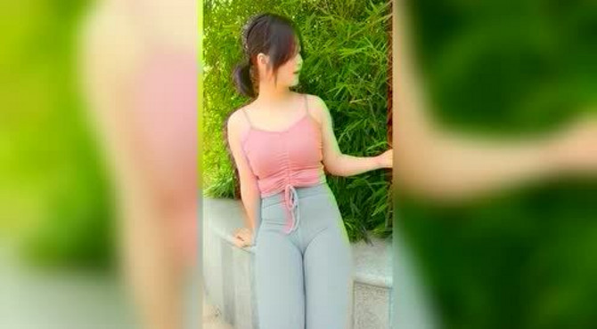 春日凝妆上翠楼。