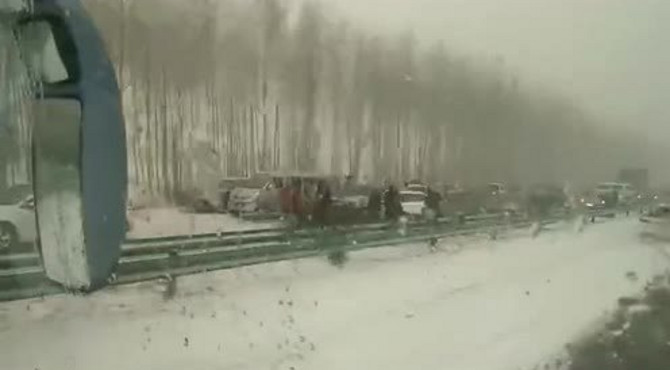 实拍东北大雪高速公路车辆连环追尾