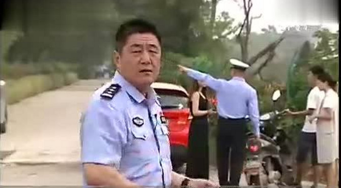 20160807(宏琪说交通)女子光脚开车惹事故