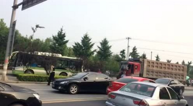 北京市房山区周口店镇新街村口