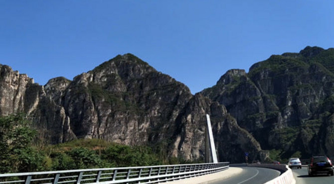 自驾游行走在北京房山十渡，看北方喀斯特地貌，赏陡峭山景