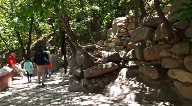 从中盘古御道进入盘山景区，从万松寺下山，游客不算太多