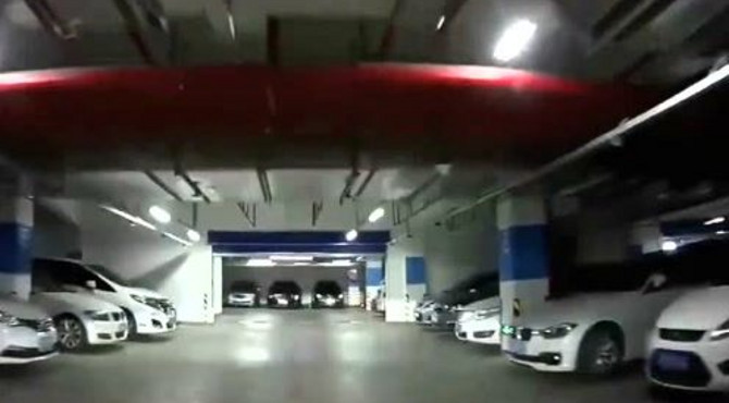 监控实拍：美女大晚上穿红裙逛地下车库，吓得车主差点油门当刹车