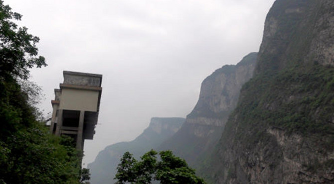 农村的火车站，建在悬崖边，坐火车比登山还难