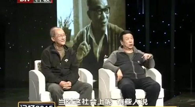 侯宝林离世后，侯耀文为了“打假”，帮父亲的徒弟制作了专属勋章