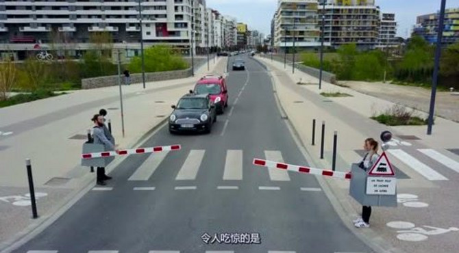老外路口扮演火车，火车道口竟然配合！扮演的到底有多像？