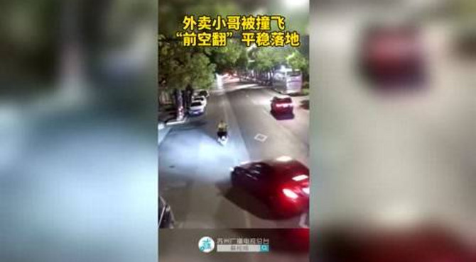 交警提醒：身手不凡，也要头盔戴好！外卖小哥转弯让直行