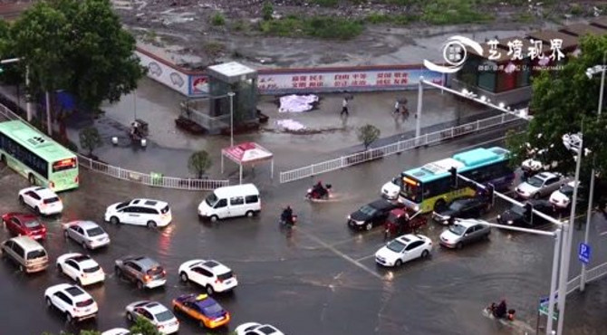 20190620荆门城区大暴雨，交通受堵塞