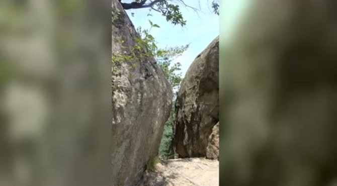 “鬼斧神工之奇”的一线天，只能容一个人通过，河南鲁山县诗景龙潭峡景区