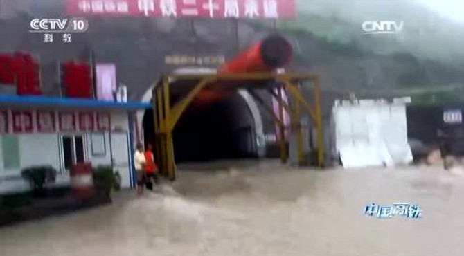 中国高铁钻山时挖出溶洞，涌水瞬间淹没隧道！