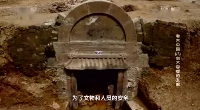 中国高铁钻山时挖出溶洞，施工队炸出地下大型古代神秘建筑！