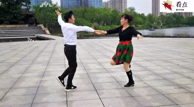 大叔大妈跳广场交谊舞《山谷里的思念》配合默契，舞步专业