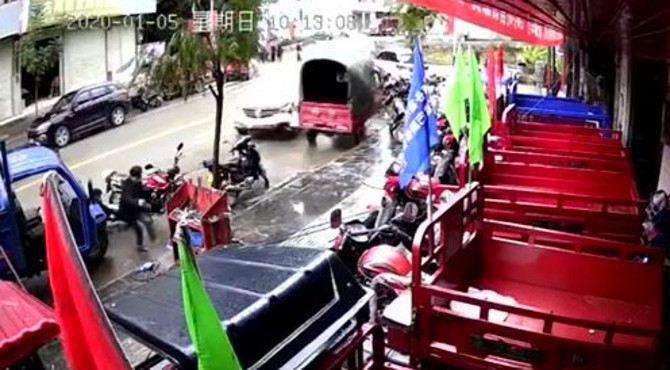 女司机喜提新车，出店门左转就七连撞！