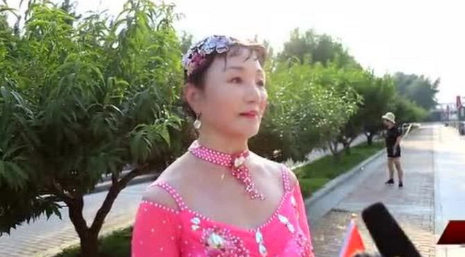 今天，70对舞者庆丰公园“炫舞”迎国庆