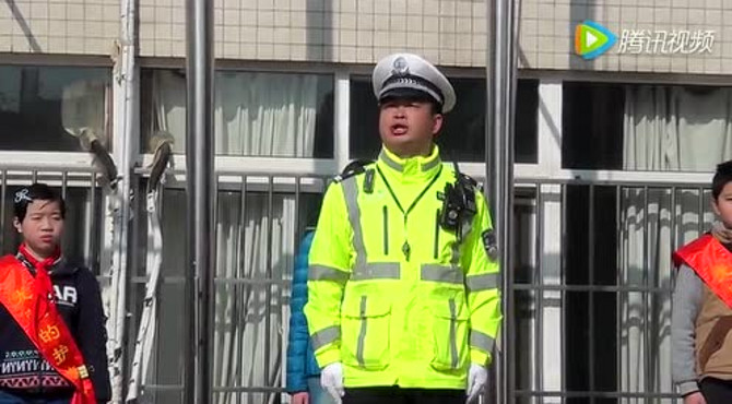 交警叔叔带交通安全规则进西园新村小学南区