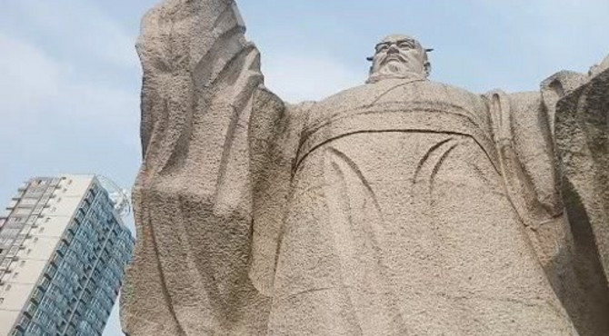 参观周公雕像