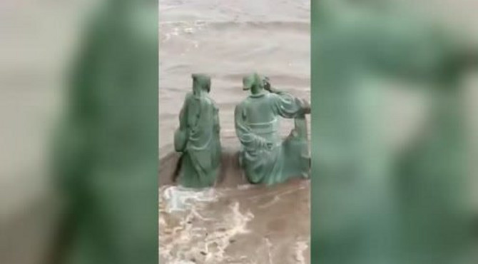 苏轼黄庭坚雕像再次被淹