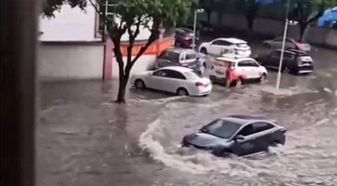 大雨让东莞街头又变“水街”，不买涉水险的司机要哭了