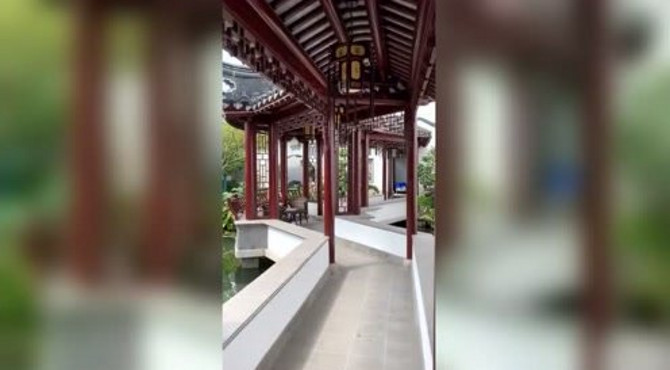 曲溪回廊一镜开，山亭水榭荷风来