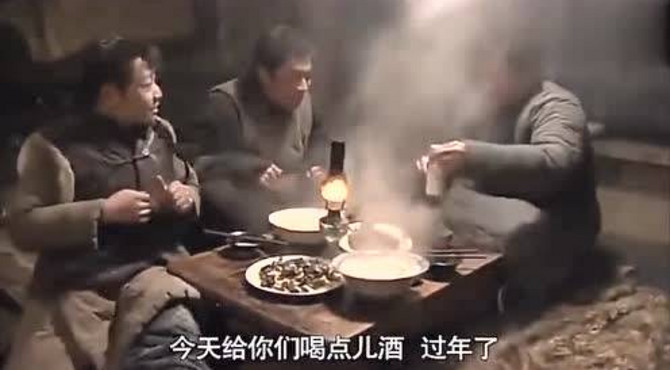 热气腾腾的饺子，配上香喷喷的炒菜，再来一壶小烧酒，真是太爽了