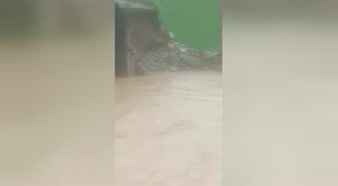 7.7鸿飞四角亭路基被大水冲毁