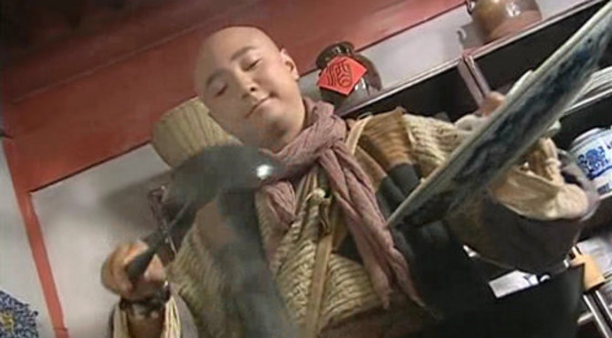 张东官自称神厨，炒一个青椒肉丝用了半瓶酱油，黢黑