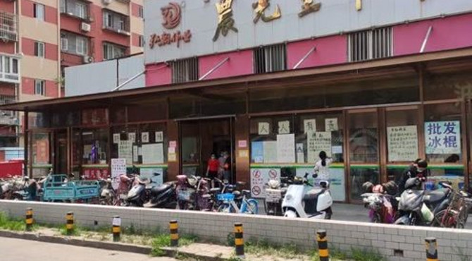 北京离松榆里市场不远的农光里市场，进门测体温出示健康宝的流程