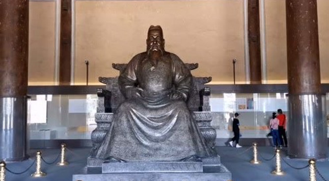 600岁明长陵是明成祖朱棣陵寝，祾恩殿60根金丝楠木柱，震撼