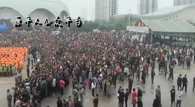 文体广场上真红火