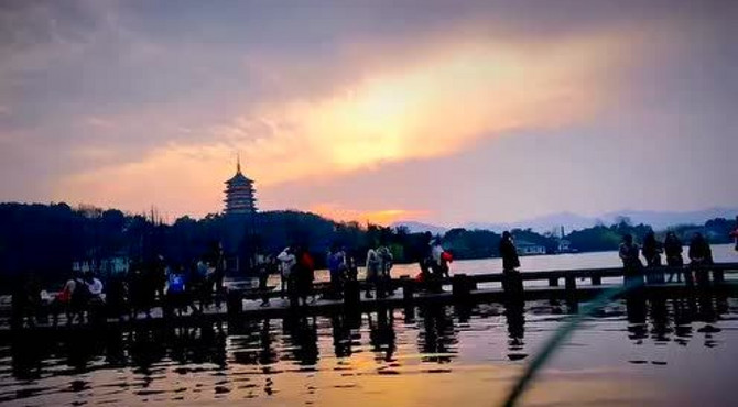 人流穿梭，湖光塔影