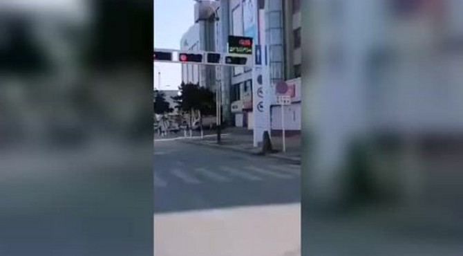 路口全是红灯，交通管制，警察守大门，我们守家门